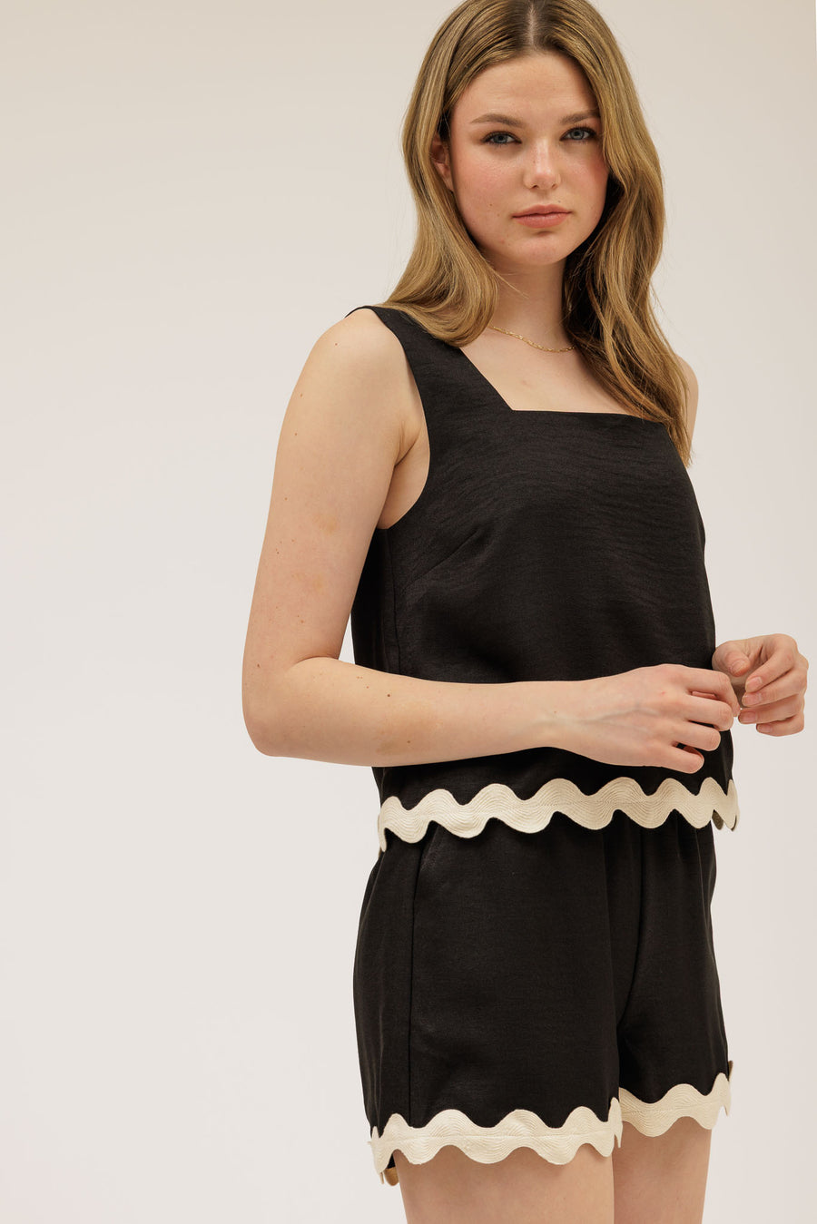 CONTRAST WAVY HEM SLEEVELESS TOP & SHORT SET